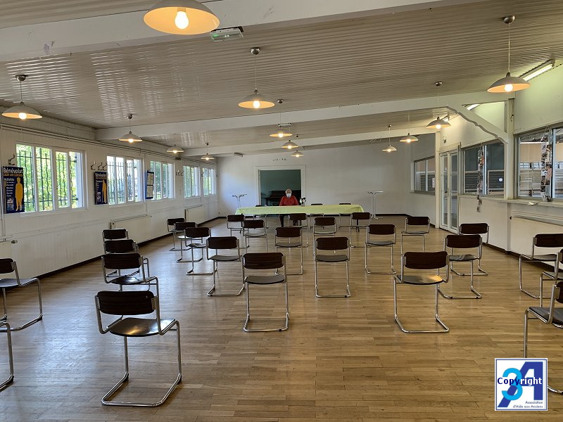Préparation de la salle le matin, avec séparation des chaises afin de respecter la distanciation obligatoire. 01.jpg