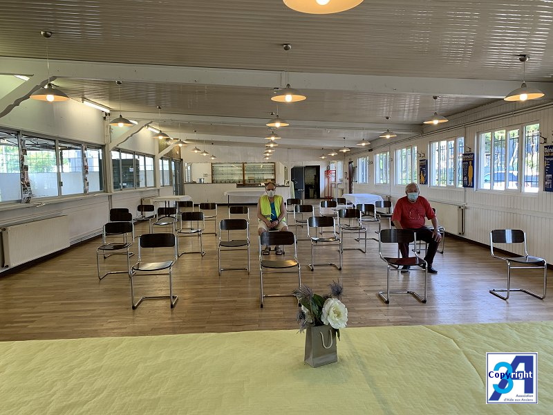 Préparation de la salle le matin, avec séparation des chaises afin de respecter la distanciation obligatoire. 02.jpg