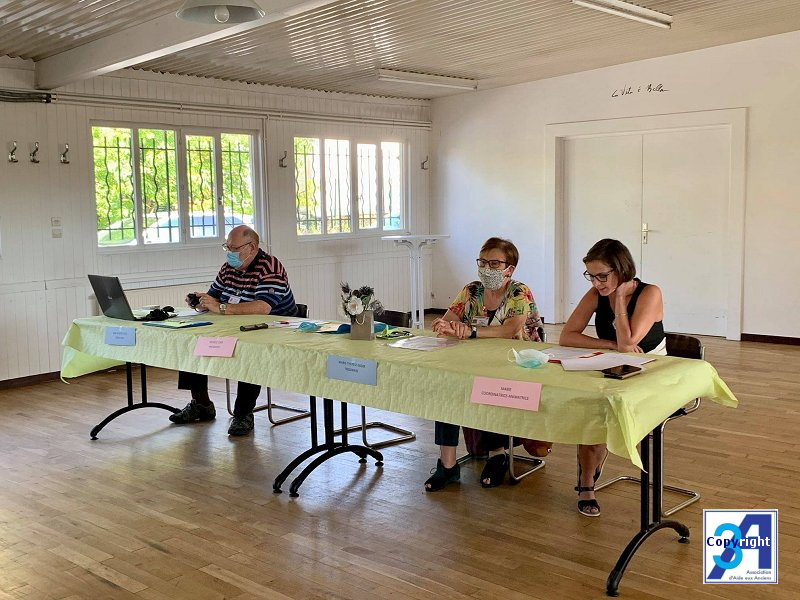 La table présidentielle : M. Jean-Claude Augst (secrétaire), Mme Marie-Thérèse Doerr (trésorière) et Mme Marie Tricot (coordinatrice-animatrice). DSC04802_3.jpg