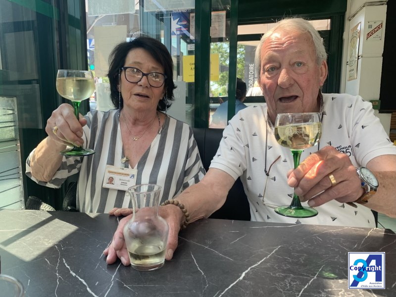 Christine et Richard finissent la matinée avec un verre de blanc bien frais amplement mérité 09.jpg